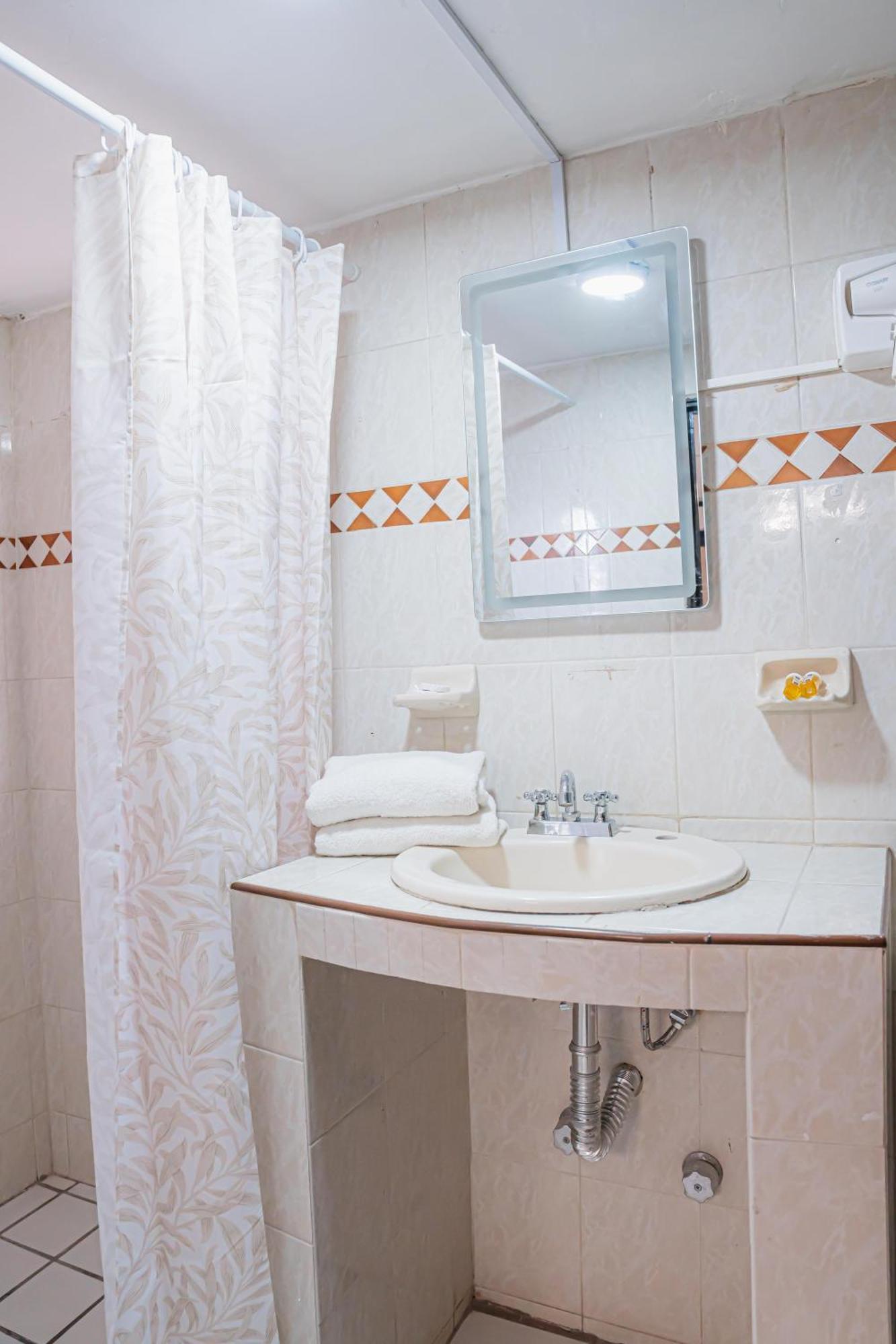 Hotel Zapotlan Ciudad Guzman Kültér fotó